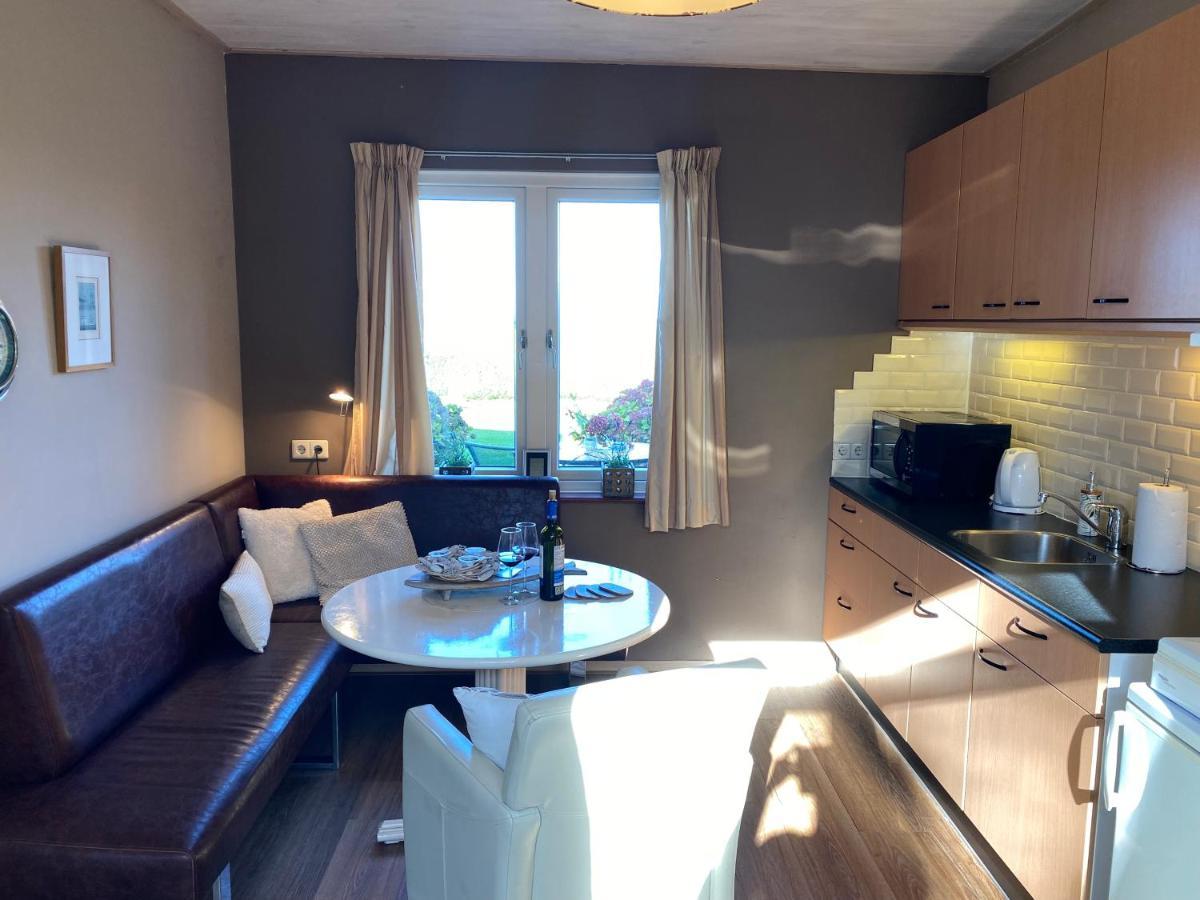 T Huuske Tuinappartement Met Fantastisch Uitzicht, Nabij Zee Zonnemaire Exterior foto