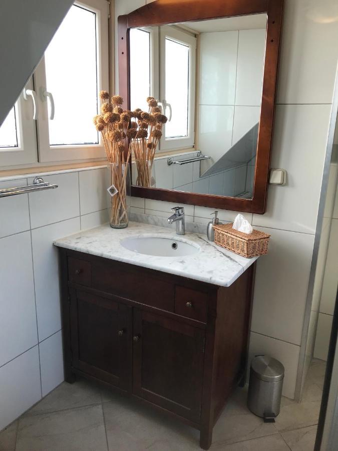 T Huuske Tuinappartement Met Fantastisch Uitzicht, Nabij Zee Zonnemaire Exterior foto