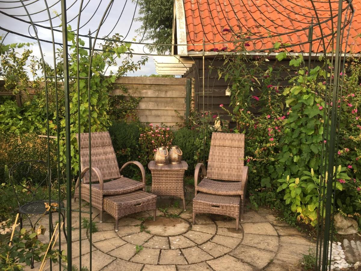 T Huuske Tuinappartement Met Fantastisch Uitzicht, Nabij Zee Zonnemaire Exterior foto